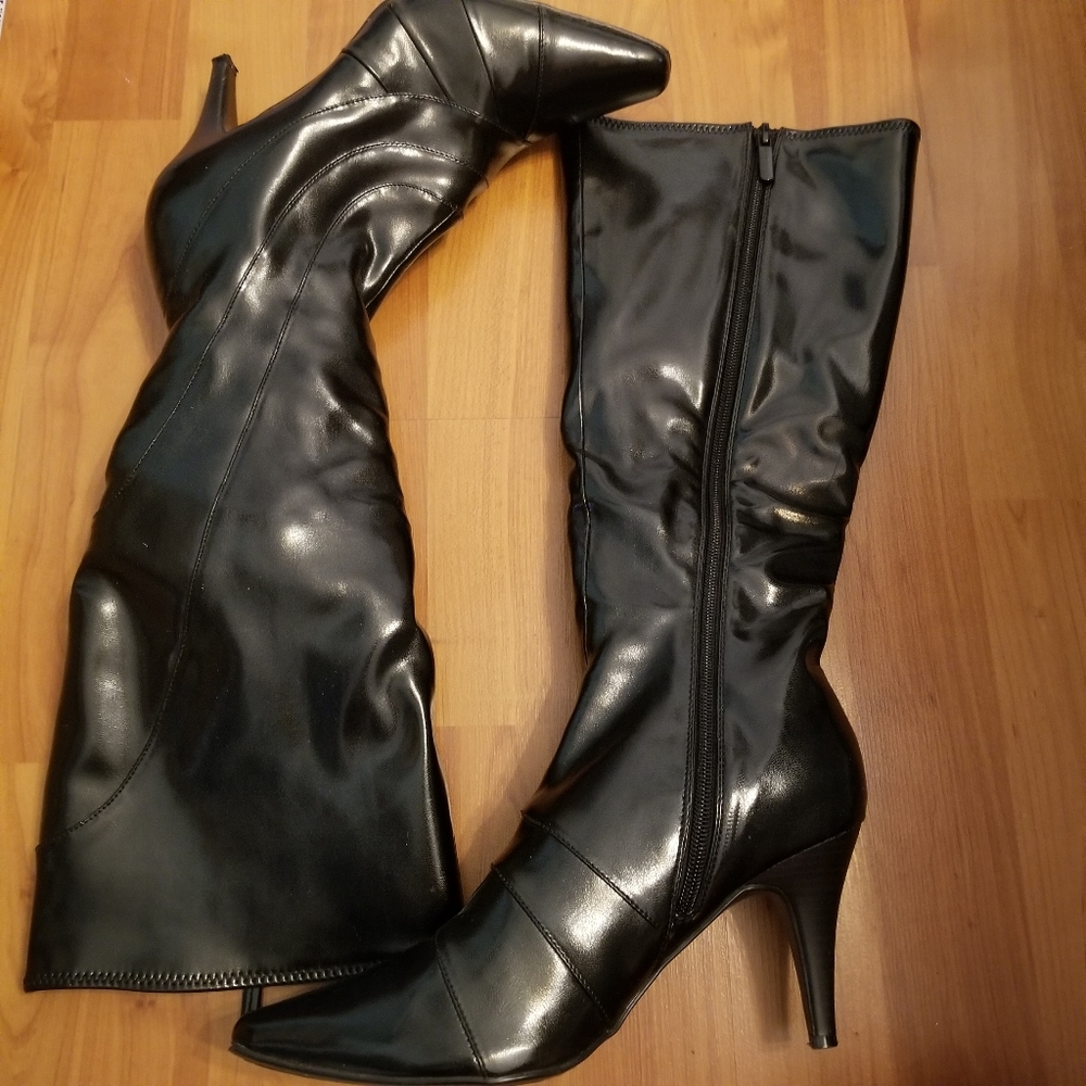 Apostrophe Trey black heeled boots size 8W